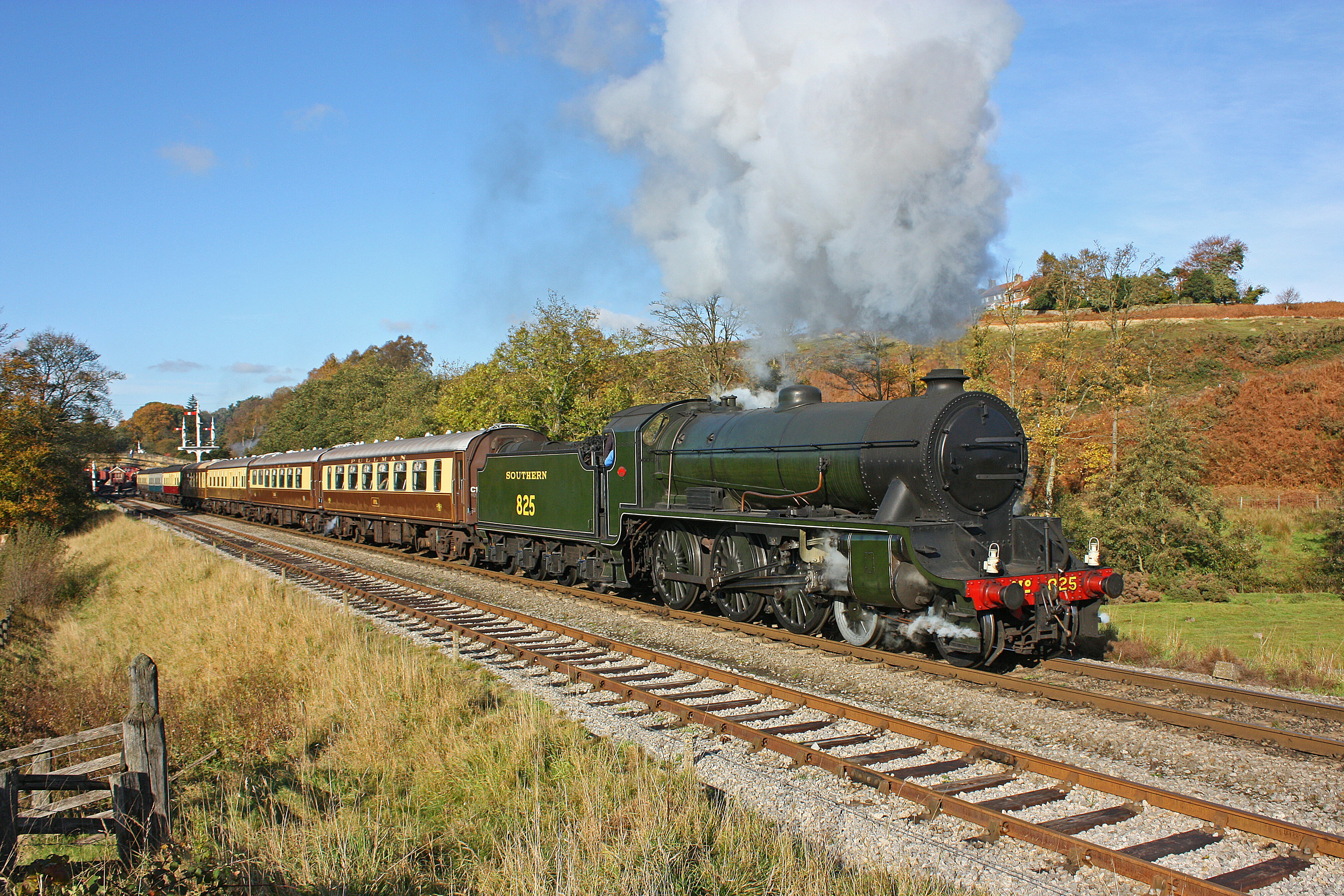DAM47282 Pullman825 Philipbenham