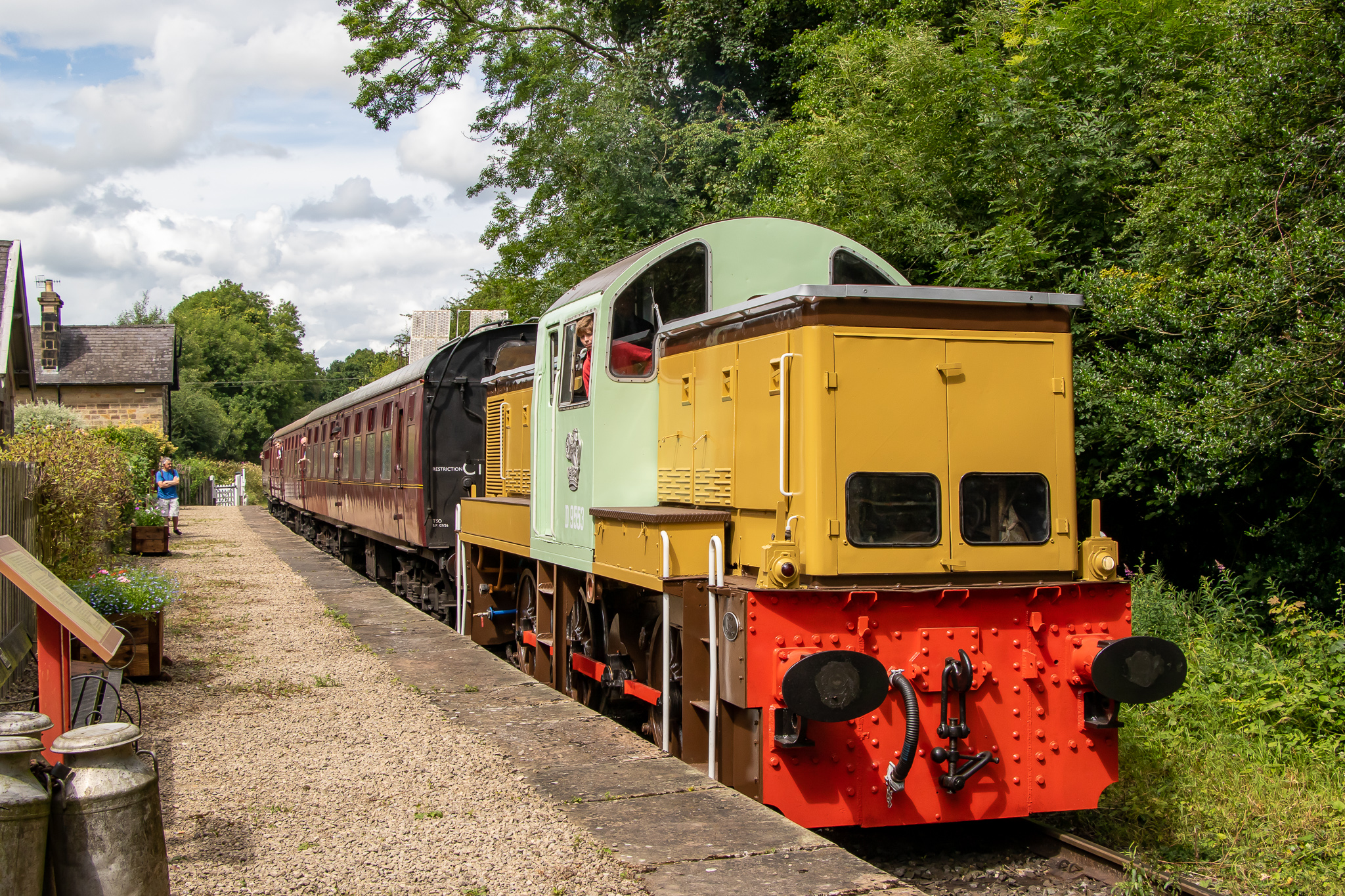 Class 14 D9553 at station.